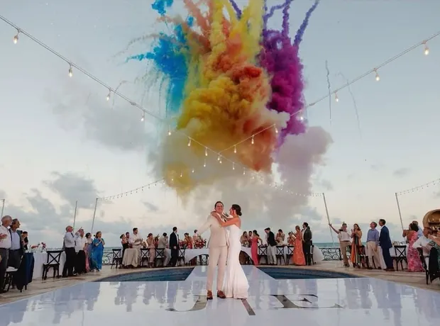 Humo de colores en boda frente al mar