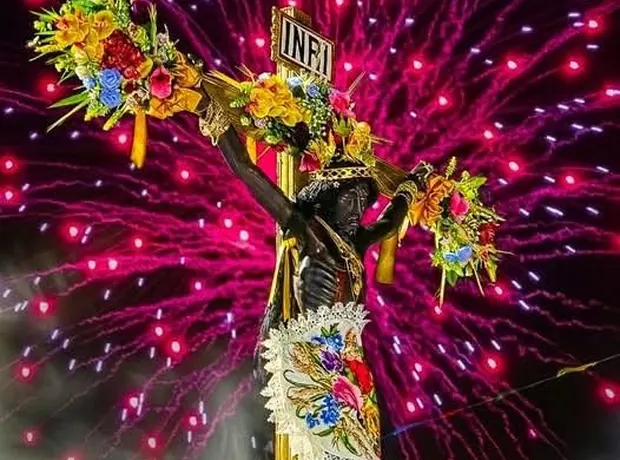 Pirotecnia roja durante una fiesta tradicional