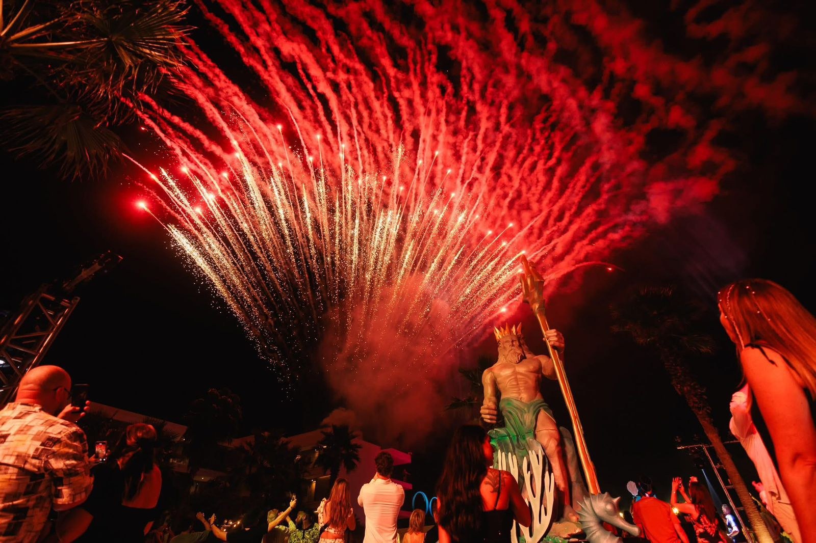 Show de pirotecnia roja iluminando una celebración nocturna